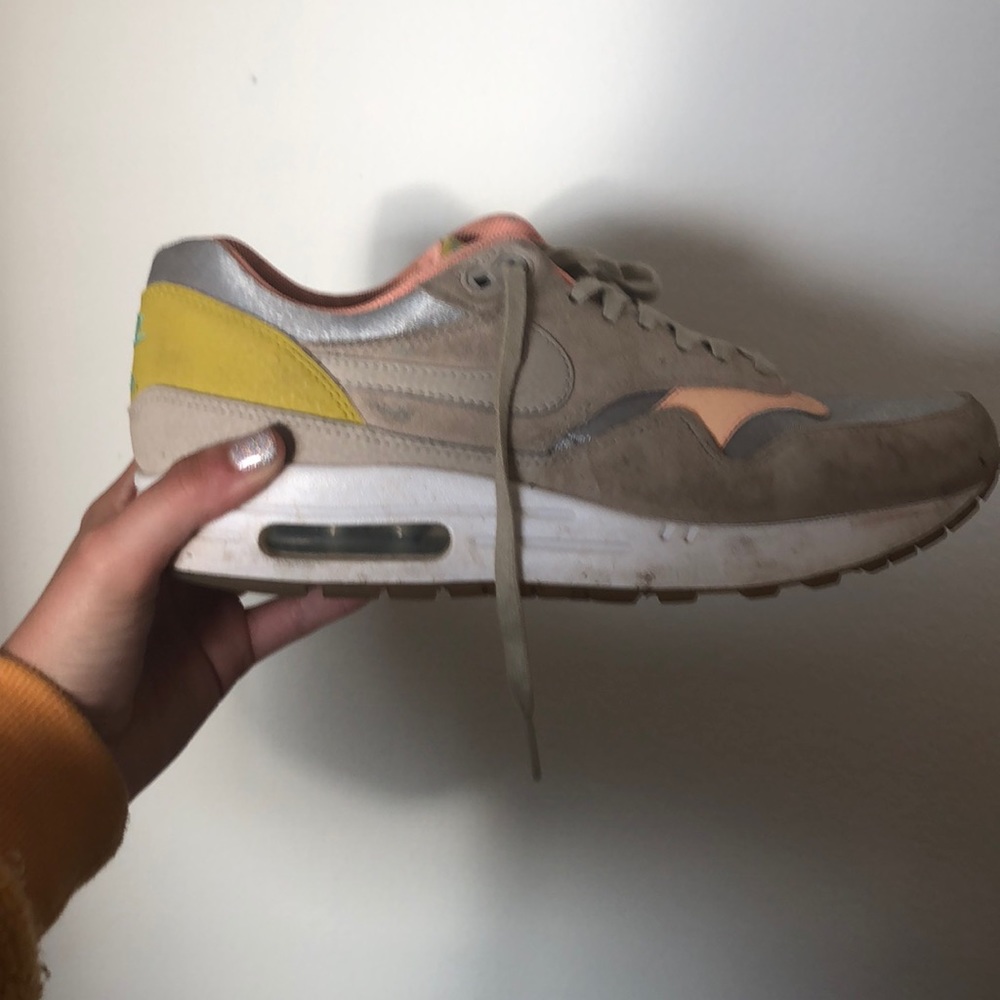 Nike platform tennis shoe